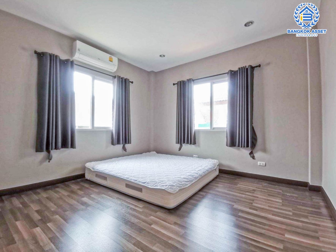 *****บ้านเดี่ยวมือสอง ม.ธารา ราชพฤกษ์-ปิ่นเกล้า บ้านสวย พร้อมอยู่ เนื้อที่ 55.8 ตร.ว. ฟังก์ชัน 3 ห้องนอน 3 ห้องน้ำ 2 ที่จอดรถ แถมฟรี !!! เครื่องปรับอากาศ 3 เครื่อง บนทำเลเชื่อมสู่ถนนกาญจนาภิเษก ใกล้รถไฟฟ้าสายสีแดง "สถานีตลิ่งชัน" และจุดขึ้นทางด่วน "ศรีรัช"รายล้อมด้วยสิ่งอำนวยความสะดวกครบครัน